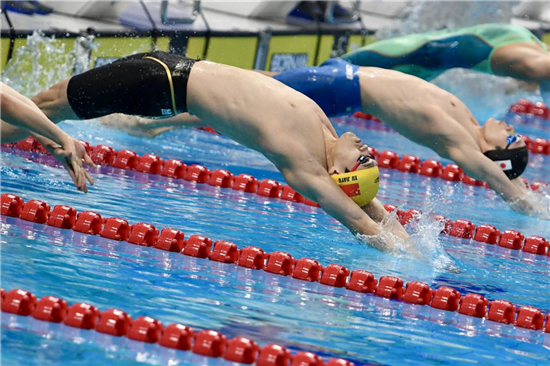 花樣遊泳（yǒng）冠軍王柳懿、王芊懿看王曼昱深圳（zhèn）亞洲杯比賽合影（yǐng）好養眼